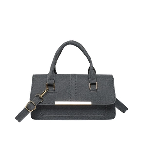 Sac à main en jean gris foncé avec détails dorés et bandoulière amovible style épuré