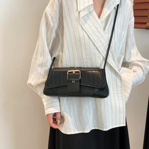 Sac bandoulière noir élégant avec rabat motif crocodile et boucle en métal doré