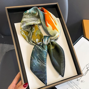 Eleganter Seidenschal mit abstraktem Fluid-Art-Print in Orange und Grün