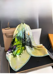 Seidenschal im abstrakten Ölgemälde-Stil, elegant über eine Lederhandtasche drapiert