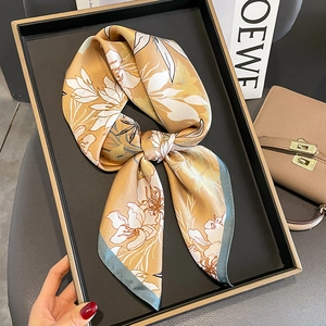 Élégant foulard en soie jaune gingembre avec imprimé lys blancs et liseré gris-bleu