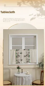 Dettaglio del motivo floreale e funghi su tenda beige con bordo in pizzo fine