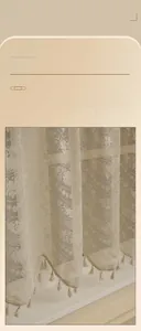 Dettaglio di una tenda in pizzo vintage nordico con motivi floreali e frange sottili