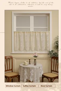 Dettaglio della tenda in pizzo beige con trame all'uncinetto ed eleganti nappe