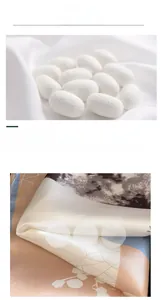 Détail de l'écharpe en soie de mûrier montrant des cocons naturels et texture douce