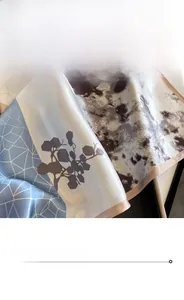 Gros plan sur l'écharpe en soie avec coutures fines et motifs géométriques