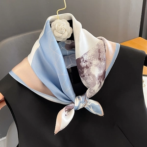 Foulard en soie à imprimé abstrait bleu clair et beige suspendu avec fleur de camélia