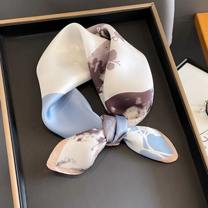 Carré En Satin De Mûrier Imprimé Floral Lavis D'Encre Élégant Foulard Décoratif Pour Femmes Douceur Satinée
