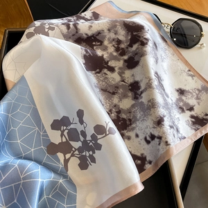 Écharpe en soie artistique avec motifs géométriques bleus et design de lavis d'encre