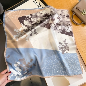 Foulard en soie avec imprimé floral géométrique et design de peinture à l'encre pour femmes