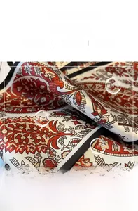 Makrodetail des Paisley-Schals mit glattem Seidenstoff und feiner innerer Nahtführung