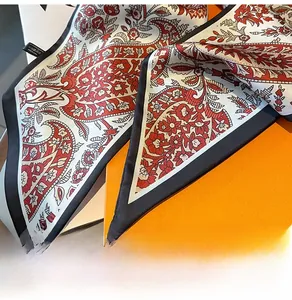 Detail von Seidenschal mit Paisley-Muster, glatter Textur und schwarzen Kontrastkanten