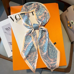 Seidiger schmaler Schal mit Paisley-Muster in Rosa und Blau auf einer Designer-Geschenkbox
