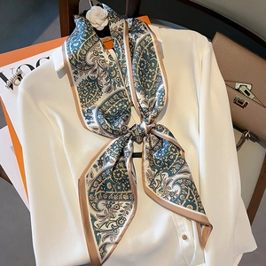 Eleganter Seidenschal mit Paisleymuster kombiniert mit weißem Hemd und Luxus-Accessoires