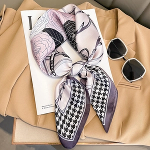 Elegante foulard in seta a quadretti e fiori su un blazer e una rivista di moda chic