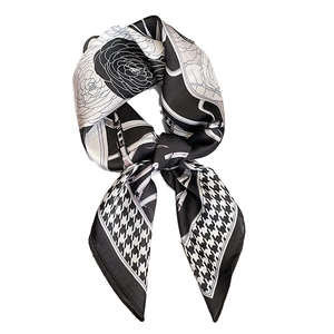 Elegante foulard in seta con motivo pied de poule e camelia annodato a forma di fiocco
