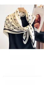 Carré de soie 90cm à pois drapé sur une robe noire avec un style mode haut de gamme