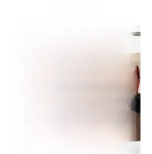 Détail de la texture d'un foulard carré à pois soyeux suspendu sur un support