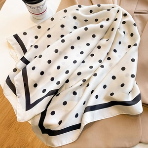 Carré de soie blanc à pois noirs de style français sur un blazer, foulard de 90cm de large