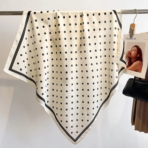 Carré de soie élégant à pois avec bordure noire pour un look chic à la française