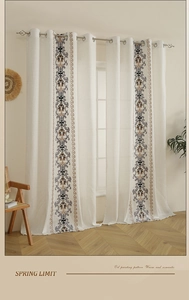 Dettaglio del motivo floreale a olio su tenda di lino crema con elementi etnici boho