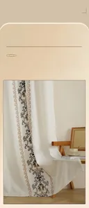 Ricamo dettagliato di motivi floreali su tenda in lino bianco in stile vintage nordico