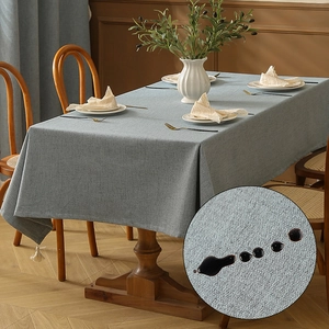 Wasserfeste Tischdecke in Leinenoptik Blau-Grau mit Quasten auf massivem Holztisch