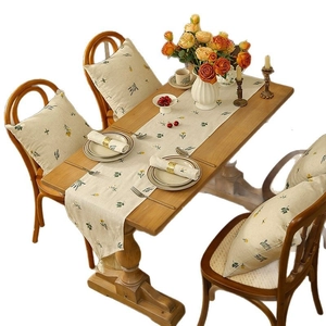 Tischläufer aus Leinen und passende Kissen mit Weizen- und Blumenstickerei