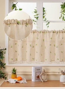 Dettaglio della tenda in lino con ricamo a ciliegia e frange per piccole finestre