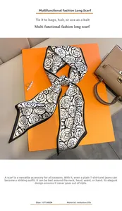 Dettaglio della sciarpa di seta camelia bianca e nera 15x150cm su scatola regalo