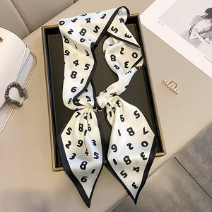 Écharpe étroite en soie blanche style français avec imprimé chiffres et bordure noire