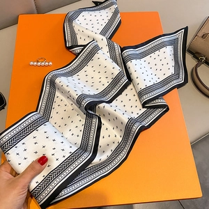 Elegante foulard twilly in seta bianco e nero su scatola regalo arancione di lusso