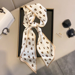 Élégant foulard en soie ivoire avec imprimés chiffres marrons et un design noué chic
