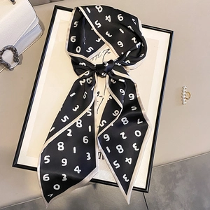 Élégant foulard en soie noir avec motif de chiffres blancs sur un présentoir de mode