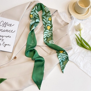Grüner Seidenschal mit Blumenmuster auf beigem Blazer in elegantem Lifestyle-Dekor