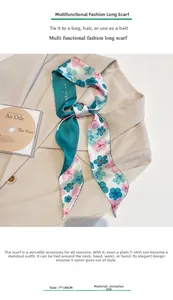 Detailansicht eines langen Seidenschals mit Blumendruck, gestylt als Krawatte auf Blazer
