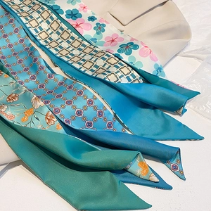 Detailansicht verschiedener bedruckter Seidenschals mit Blumen- und geometrischen Mustern