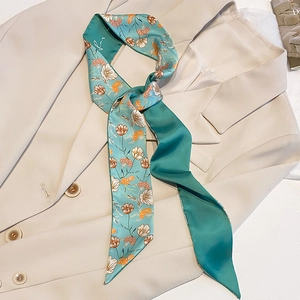 Blumiger Satin-Schal Twilly für Hals und Handtasche auf einem beigefarbenen Blazer