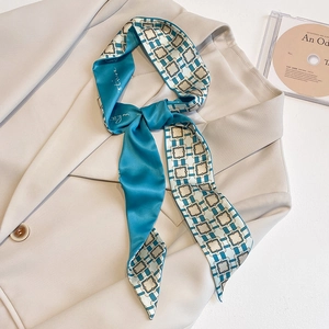 Eleganter schmaler Twilly-Seidenschal in Blaugrün und Creme mit geometrischen Mustern