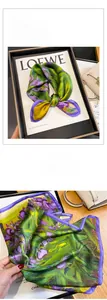 Détail macro du foulard en soie avec imprimé floral iris effet peinture à l'huile