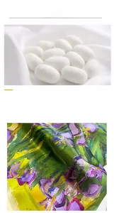 Vue détaillée du tissu en soie de mûrier avec motif floral de peinture à l'huile d'iris