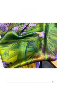 Détail d'un foulard en soie avec l'huile Iris de Van Gogh et couture de bordure fine