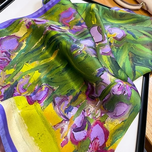 Vue détaillée du motif de peinture à l'huile d'iris sur un foulard en soie au fini satiné