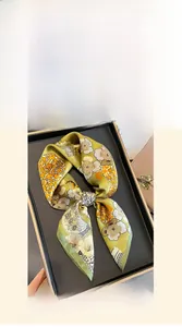 Détail d'un foulard en soie de mûrier 70x70cm avec imprimé floral jaune vintage