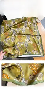 Détail d'un foulard en soie vert olive avec des motifs de vases et fleurs chinois