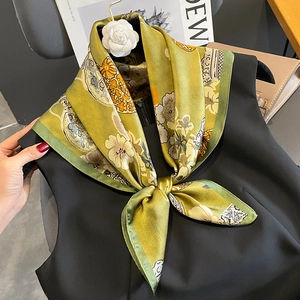 Élégant foulard en soie de mûrier à imprimé fleuri vert avec camélia blanc