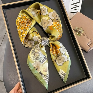 Élégant foulard en soie vert herbe avec motifs floraux et lustre en soie de luxe
