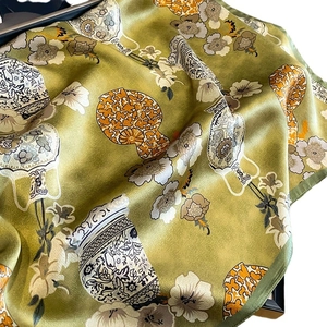 Carré de soie vert olive élégant avec motifs floraux traditionnels et porcelaine