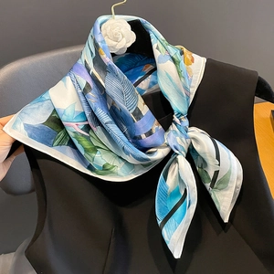 Carré de soie chic de 70 cm avec imprimé jungle bleu et broche camélia élégante