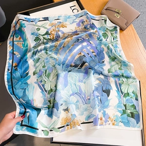 Carré de soie tendance 70cm avec motif de feuilles tropicales et peinture florale